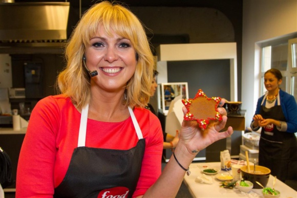 Świąteczne wypieki z Ewą Wachowicz Gwiazdy, LIFESTYLE - Bożonarodzeniowe pierniczki w połowie listopada? Czemu nie. Za oknem szaro, pochmurno, a w studio Colours of Coffee w Warszawie od rana radosna atmosfera i przyjemny zapach świeżo upieczonych świątecznych pierniczków.