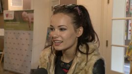 Natalia Szroeder: Chciałabym mieć fach w ręku, żebym miała z czego żyć. Z muzyką bywa różnie Gwiazdy, LIFESTYLE - Natalia Szroeder czeka na wyniki matury, które są dla niej bardzo ważne. Wokalistka w październiku chce iść na studia. Nie zamierza jednak wybierać kierunków związanych z muzyką, a takie, które dałyby jej konkretny zawód. – Aktorstwo, dziennikarstwo, psychologia, może filologia, fotografia, żebym miała z czego żyć, bo z muzyką bywa różnie – mówi wokalistka.