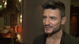 Michał Kwiatkowski powraca na polski rynek muzyczny krążkiem „Chopin etc.” Muzyka, LIFESTYLE - Michał Kwiatkowski, polski wokalista śpiewający w języku francuskim, starszy brat Dawida Kwiatkowskiego, wraca na polski rynek muzyczny. W swojej najnowszej płycie „Chopin etc.” artysta sięga po kompozycje Fryderyka Chopina, aranżując je w stylu pop. Na krążku znalazł się m.in. duet z Elodie Frégé, zwyciężczynią francuskiego programu „Star Academy”, oraz piosenka „Mama”, poświęcona zmarłej matce artysty.
