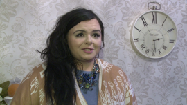 Zakupoholizm świadczy o zaburzonej samoocenie i problemach emocjonalnych. Nałóg najczęściej dotyka kobiety Psychologia, LIFESTYLE - Uzależnienie od zakupów bywa równie niebezpieczne jak alkoholizm lub nałóg narkotykowy. Może prowadzić do długów i bankructwa, a także odizolowania się od ludzi, zaniedbywania pracy zawodowej i przewlekłego poczucia winy. Nałóg ten dotyka przede wszystkim osoby o silnie obniżonym poczuciu własnej wartości lub niestabilne emocjonalnie, dla których zakupy są sposobem na podniesienie własnej wartości bądź zredukowanie stanów lękowych. Zakupoholizm wciąż zbyt często utożsamiany jest ze stylem życia bogatych gwiazd. Przyznaje się do niego wiele osób z pierwszych stron gazet, m.in. Elton John i Victoria Beckham.