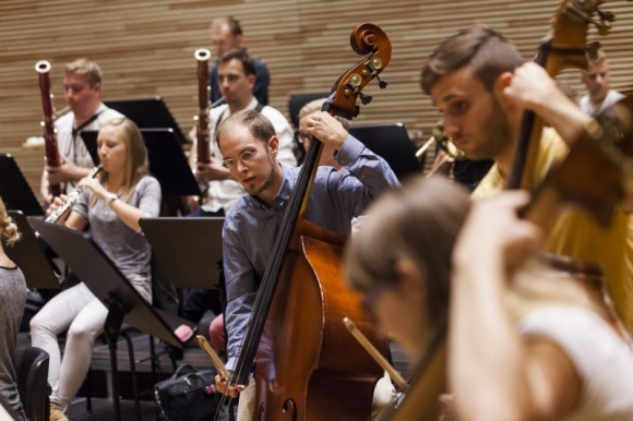 Jesteśmy szczęściarzami, bo tworzymy Santander Orchestra Muzyka, LIFESTYLE - Pierwsze spotkanie Santander Orchestra, które Europejskim Centrum Muzyki Krzysztofa Pendereckiego, było nie tylko wstępem do intensywnych warsztatów orkiestrowych i trasy koncertowej, lecz także okazją do dyskusji na temat jakości kształcenia muzycznego w Polsce.