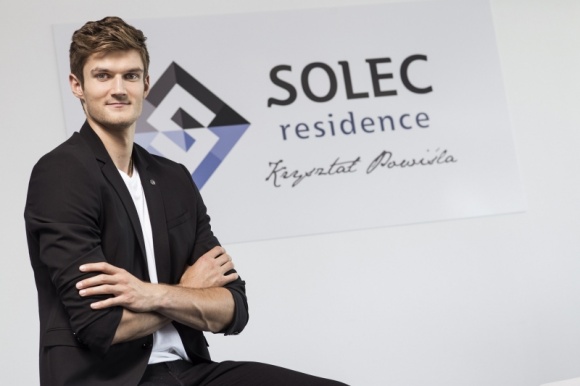 Mistrz Świata w Solec Residence – Kryształ Powiśla Gwiazdy, LIFESTYLE - Mistrz Świata w piłce siatkowej mężczyzn Karol Kłos zamieszka na Powiślu. Sportowiec wybrał na swój nowy dom apartamentowiec Solec Residence – Kryształ Powiśla. Do nowego miejsca przyciągnęły go sportowe udogodnienia budynku oraz sentyment do okolicy.
