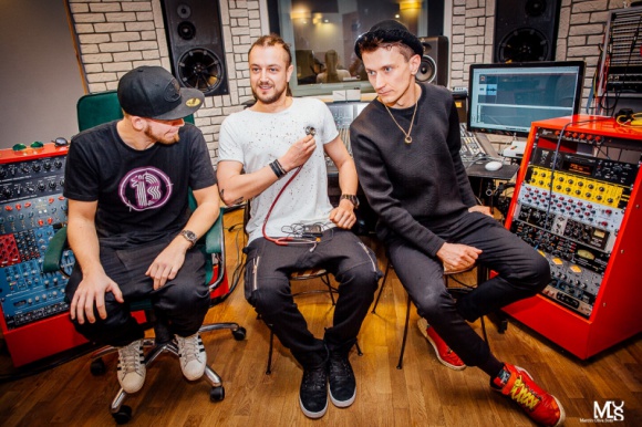 Baron i Tomson szykują nowy projekt! Muzyka, LIFESTYLE - Według zapowiedzi jesienią ma się pojawić nowa edycja "The Voice of Poland", ale nie wiadomo, czy w programie ponownie zobaczymy Barona i Tomsona. Muzycy grupy Afromental szykują jednak nowy, tajemniczy projekt wspólnie z Piotrem Bejnarem, popularnym DJ'em i producentem.