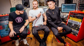 Baron i Tomson szykują nowy projekt! Muzyka, LIFESTYLE - Według zapowiedzi jesienią ma się pojawić nowa edycja "The Voice of Poland", ale nie wiadomo, czy w programie ponownie zobaczymy Barona i Tomsona. Muzycy grupy Afromental szykują jednak nowy, tajemniczy projekt wspólnie z Piotrem Bejnarem, popularnym DJ'em i producentem.