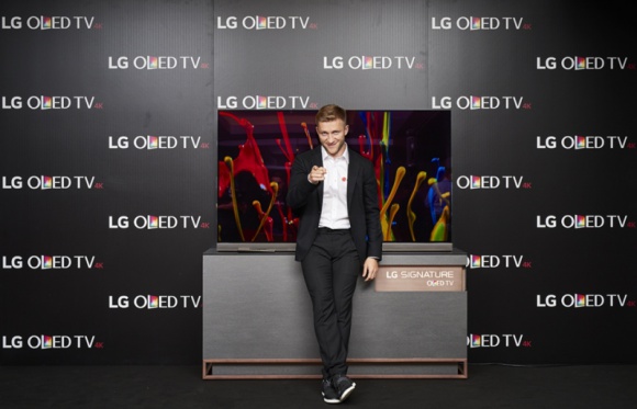MISTRZOWIE ŁĄCZĄ SIŁY PRZED MISTRZOSTWAMI - JAKUB BŁASZCZYKOWSKI AMBASADOREM LG Gwiazdy, LIFESTYLE - Firma LG Electronics Polska ogłosiła, iż Jakub Błaszczykowski, jeden z najlepszych graczy polskiej reprezentacji oraz piłkarz włoskiej drużyny ACF Fiorentina, został Ambasadorem marki LG.