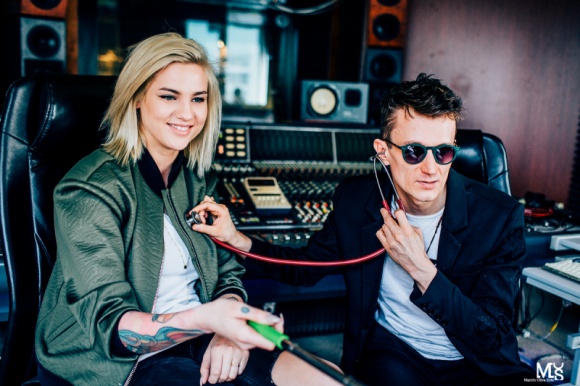 Karolina Gilon szykuje projekt z Piotrem Bejnarem? Muzyka, LIFESTYLE - Słynna fotomodelka Karolina Gilon wspiera DJ'a i producenta Piotra Bejnara!