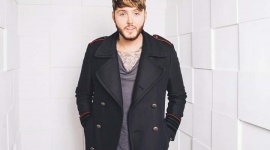 James Arthur spotka się z fanami w Złotych Tarasach! Muzyka, LIFESTYLE - Brytyjski piosenkarz James Arthur, znany szerszej publiczności z takich hitów jak „Say You Won’t Let Go” czy „Impossible”, ponownie spotka się ze swoimi polskimi fanami. Okazją ku temu jest premiera nowej płyty artysty pt. „Back from the Edge”.