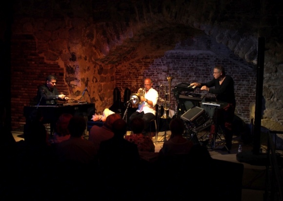 Trio Moment’s Notice zagra w Polsce Muzyka, LIFESTYLE - 24 stycznia 2017 roku w Domu Zabawy i Kultury wystąpi zespół Moment’s Notice. Koncert jest organizowany z okazji Dnia Kultury Węgierskiej obchodzonego 22 stycznia oraz odbywa się w ramach trwającego Roku Kultury Węgierskiej w Polsce.