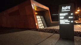 Muzeum II Wojny Światowej w Gdańsku z systemem informacji wizualnej BIZNES, Kultura - W Muzeum II Wojny Światowej w Gdańsku, które wkrótce zostanie otwarte dla zwiedzających, kompleksowy system oznaczeń zaprojektowała i wykonała firma Advertis. Realizacja obejmowała projekt, produkcję oraz montaż nośników wewnętrznych i zewnętrznych.