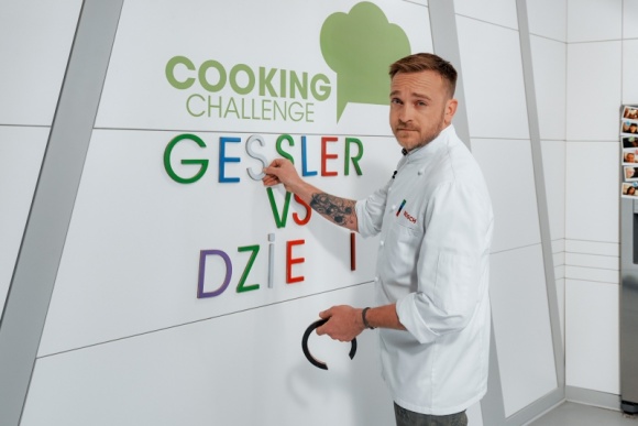 MATEUSZ GESSLER PODJĄŁ WYZWANIE RZUCONE PRZEZ PIOTRA STRAMOWSKIEGO Gwiazdy, LIFESTYLE - Mateusz Gessler jako zawodowy kucharz w odpowiedzi na wyzwanie rzucone przez Piotra Stramowskiego, wziął udział w internetowej akcji Cooking Challenge, w której gotowanie łączy się ze społecznie ważnym przesłaniem.