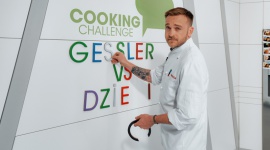 MATEUSZ GESSLER PODJĄŁ WYZWANIE RZUCONE PRZEZ PIOTRA STRAMOWSKIEGO Gwiazdy, LIFESTYLE - Mateusz Gessler jako zawodowy kucharz w odpowiedzi na wyzwanie rzucone przez Piotra Stramowskiego, wziął udział w internetowej akcji Cooking Challenge, w której gotowanie łączy się ze społecznie ważnym przesłaniem.