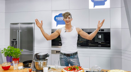 Michał Baryza gotuje dla mamy Gwiazdy, LIFESTYLE - Dzień Matkito cudowne święto, dlatego Michał Baryza specjalnie dla swojej mamy przygotował coś specjalnego podejmując wyzwanie w Cooking Challenge!
