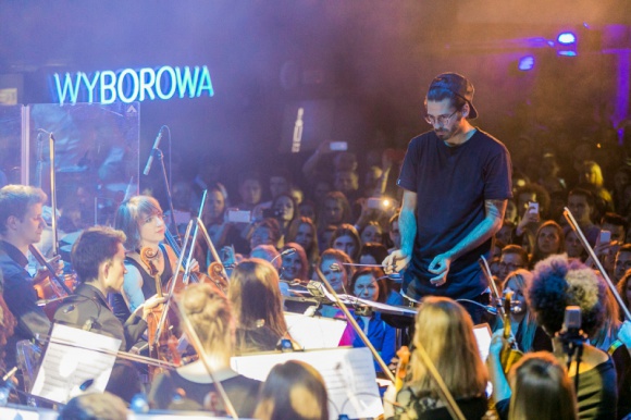 Nowy utwór JIMKA i jego orkiestry marzeń - finał Projektu 30/90 Muzyka, LIFESTYLE - Jak w jednym utworze połączyć setki różnych dźwięków płynących z fortepianu, elektrycznych skrzypiec, saksofonu i gitary z odgłosem domofonu, rozbijającej się tafli lodu czy pracującej wiertarki? Wie o tym Radzimir Dębski!
