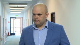 Pierwszy na świecie smartfon ze świecącą obudową. Nowy Alcatel A5 LED potrafi zmieniać kolory i wyświetlać animacje Technologie mobilne, INNOWACJE - Zaawansowane specyfikacje smartfonów nie robią na użytkownikach już takiego wrażenia jak jeszcze kilka lat temu, dlatego producenci z branży telekomunikacyjnej idą krok dalej i stawiają na designerskie obudowy. Alcatel A5 LED to nowy telefon, który w najbliższych dniach pojawi się na rynku. Smartfon dostosuje kolor obudowy do preferencji użytkownika, dzięki 35 specjalnym diodom i aplikacji Color Catcher.