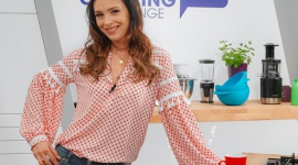 KLAUDIA HALEJCIO W KUCHNI COOKING CHALLENGE Gwiazdy, LIFESTYLE - W imię sztuki oraz w imię piękna wyzwanie Cooking Challenge podjęła aktorka, Klaudia Halejcio, która wraz ze swoimi gośćmi i Fundacją Pogotowie Artystyczne udowadnia, że sztuka nie zna granic, oraz że dzięki niej można nieść pomoc oraz wsparcie.