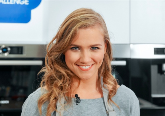 Agnieszka Kaczorowska tańczy w kuchni Gwiazdy, LIFESTYLE - Do udziału w akcji Cooking Challenge skłoniło Agnieszkę przysłowie „W zdrowym ciele zdrowy duch”, ponieważ ważne jest dla niej to, aby każdego dnia mieć siłę na nowe wyzwania.