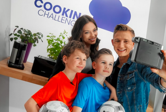 MISTRZ POLSKI GOTUJE W COOKING CHALLENGE Gwiazdy, LIFESTYLE - Edyta Zając i Kuba Rzeźniczak - Mistrz Polski gotuje z żoną w kuchni Cooking Challenge! Jakub Rzeźniczak wraz z żoną Edytą Zając podjęli wyzwanie Cooking Challenge, akcji internetowej, w której gotowanie łączy się ze społecznie ważnym przesłaniem.