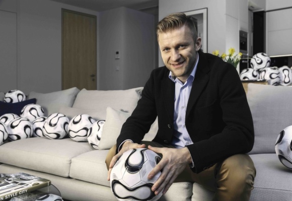 Kuba Błaszczykowski kupił apartament w Cosmopolitan Twarda 4 Gwiazdy, LIFESTYLE - Kuba Błaszczykowski kupił apartament w Cosmopolitan Twarda 4, w samym centrum Warszawy. Nowe mieszkanie o powierzchni 135 metrów znajduje się na 21 piętrze apartamentowca. Z tej wysokości widok na stolicę zapiera dech.