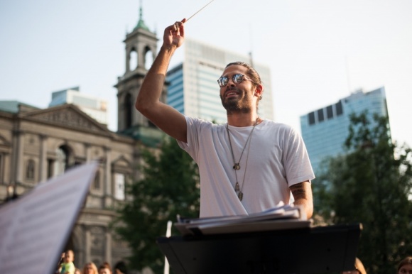 JIMEK wystąpił z Młodą Polską Filharmonią na Placu Grzybowskim Gwiazdy, LIFESTYLE - Radzimir Dębski (JIMEK) oraz kilkudziesięcioosobowa Młoda Polska Filharmonia zmienili Plac Grzybowski w wyjątkową salę koncertową. Spontaniczna, otwarta próba muzyków z udziałem publiczności w sąsiedztwie apartamentowca Cosmopolitan Twarda 4 zachwyciła przechodniów.