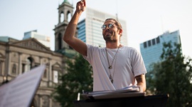 JIMEK wystąpił z Młodą Polską Filharmonią na Placu Grzybowskim Gwiazdy, LIFESTYLE - Radzimir Dębski (JIMEK) oraz kilkudziesięcioosobowa Młoda Polska Filharmonia zmienili Plac Grzybowski w wyjątkową salę koncertową. Spontaniczna, otwarta próba muzyków z udziałem publiczności w sąsiedztwie apartamentowca Cosmopolitan Twarda 4 zachwyciła przechodniów.