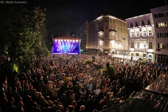 Kolejna edycja Festiwalu Warszawa Singera już za nami! Muzyka, LIFESTYLE - Tegoroczna, XIV edycja Festiwalu Warszawa Singera przygotowała dla widzów wyjątkowy program artystyczny. Kultura żydowska i historia przedwojennej stolicy powróciła na Plac Grzybowski. Śpiew, taniec, gra aktorska, kuchnia, literatura, spacery – każdy znalazł coś dla siebie.