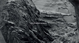 Trupa Trupa i „Jolly New Songs” już dziś w TIDAL! Muzyka, LIFESTYLE - Trzeci studyjny album gdańskiego zespołu zabierze nas w mroczną, ale pełną humoru i dystansu podróż. Niebanalne brzmienie znanej już na całym świecie Trupy Trupa określane jest jako post-punk-psych.