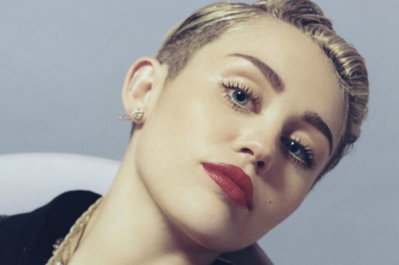 Impreza urodzinowa Miley Cyrus! Muzyka, LIFESTYLE - Miley Cyrus skończyłą 25 lat! Polscy fani przygotowali playlistę składającą się utworów, które puściliby swojej idolce na jej urodzinowej imprezie. Britney Spears, Beyonce czy Lorde – na składance „Party in the USA” dominują bardzo kobiece rytmy.