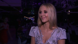 Kasia Moś o udziale w reklamach: W życiu nie można się ograniczać. Każde doświadczenie nas wzbogaca Gwiazdy, LIFESTYLE - Wokalistka nie żałuje współpracy ze znaną firmą ubezpieczeniową. Twierdzi, że nawet udział w śpiewanych spotach reklamowych wzbogaca ją jako artystkę i pomaga się lepiej otworzyć na scenie. Gwiazda zapowiada także, że wkrótce powstaną kolejne reklamy z jej udziałem.