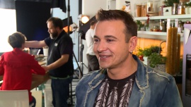 Radosław Liszewski: Żona nie wpuszcza mnie do kuchni. To jej królestwo Gwiazdy, LIFESTYLE - Wokalista jest fanem zdrowego odżywiania. Rzadko sam gotuje, w domowej kuchni niepodzielnie rządzi bowiem jego żona. Lider zespołu Weekend potrafi jednak nieźle przyrządzać kilka prostych potraw, np. włoskie spaghetti.