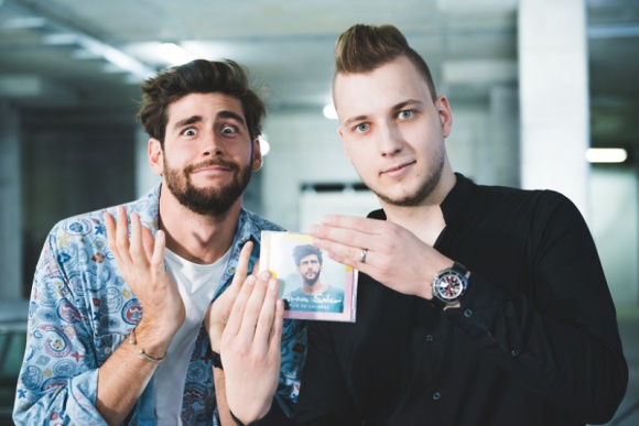 Polski magik Y zaszokował Alvaro Solera Gwiazdy, LIFESTYLE - Alvaro Soler niedawno odwiedził Polskę w związku z promocją swojego nowego hitu „La Cintura”. Podczas wizyty muzyk spotkał się z Y – youtuberem i polskim magikiem gwiazd, który dzięki swoim magicznym umiejętnościom poznał i ujawnił jego sekret. Jaki? Jak zareagował na to Soler?