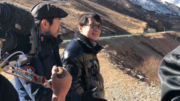Jackie Chan w nowej roli na kanale National Geographic Gwiazdy, LIFESTYLE - Gwiazdor kina akcji Jackie Chan łączy siły z inżynierem i wynalazcą Arthurem Huangiem. Wspólnie zaprojektowali pierwszą w pełni mobilną maszynę do recyklingu plastiku. „Jackie Chan ratuje planetę” w sobotę 1 września o godz. 19:00 na kanale National Geographic
