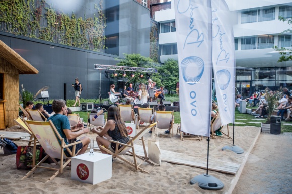 Krajewski i Lubrano zagrają na jazzOVO Muzyka, LIFESTYLE - Premierowy cykl wakacyjnych koncertów na patio budynku OVO Wrocław nabiera rozpędu. W dwa najbliższe piątki usłyszeć można wokalistów we Wrocławiu wręcz uwielbianych: Tomasza Krajewskiego i Natalię Lubrano. Wieczory zapowiadają się magicznie.