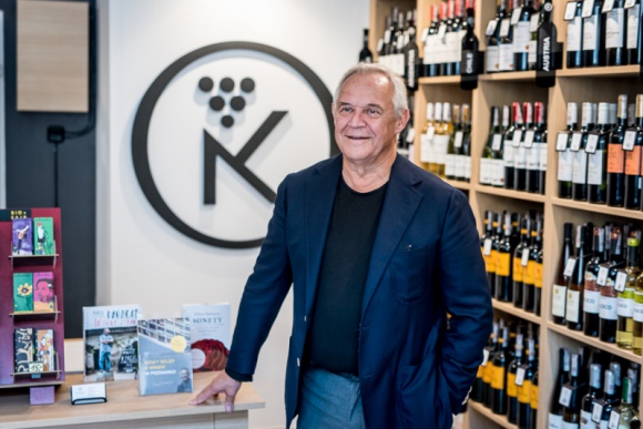 Marek Kondrat otwiera nowy sklep w Bydgoszczy BIZNES, Kultura - Około 200 win z 14 krajów Europy, w tym regionalne trunki z niewielkich, rodzinnych winnic. W Park Hotelu w Bydgoszczy właśnie otworzył się nowy sklep Marka Kondrata. Wkrótce znany aktor odwiedzi z tej okazji Bydgoszcz.