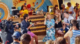 Olga Borys i Wojciech Majchrzak poprowadzili nietypowe warsztaty teatralne! Gwiazdy, LIFESTYLE - W 5 sierpnia, na zaproszenie marki Tchibo Family, do Dziwnowa przybyło popularne małżeństwo aktorów - Olga Borys, Wojciech Majchrzak oraz ich dwunastoletnia córka Mira, aby przeprowadzić na plaży nietypowe warsztaty teatralne.