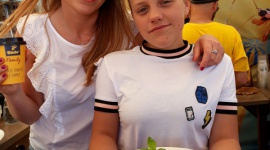 Warsztaty kulinarne z Junior Masterchief Zuzią Bulą w Ustce - relacja z imprezy Gwiazdy, LIFESTYLE - 21 lipca na plaży w Ustce temperatura sięgnęła zenitu i to nie za sprawą słonecznej pogody, ale dzięki płonącym naleśnikom Zuzi Buli. Ta niespełna trzynastoletnia mistrzyni kulinarna wraz z mamą poprowadziły dla plażujących rodzin naukę przyrządzania flambirowanych naleśników