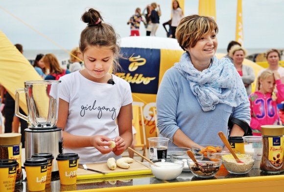 Rodzinne gotowanie z Julką Cymbaluk – relacja z imprezy Gwiazdy, LIFESTYLE - W sobotę 07 lipca plaża główna w Kołobrzegu zamieniła się na kilka godzin w strefę zdrowia, a to wszystko dzięki Julce Cymbaluk – zwyciężczyni programu Master chief Junior i jej fit rodzince. Julka poprowadziła warsztaty z przygotowywania pożywnych i zdrowy koktajli śniadaniowych
