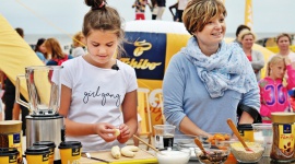 Rodzinne gotowanie z Julką Cymbaluk – relacja z imprezy Gwiazdy, LIFESTYLE - W sobotę 07 lipca plaża główna w Kołobrzegu zamieniła się na kilka godzin w strefę zdrowia, a to wszystko dzięki Julce Cymbaluk – zwyciężczyni programu Master chief Junior i jej fit rodzince. Julka poprowadziła warsztaty z przygotowywania pożywnych i zdrowy koktajli śniadaniowych