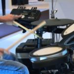 Ciche, elektroniczne instrumenty muzyczne zastępują te tradycyjne. Pozwalają nie tylko ćwiczyć w domu, lecz także kontrolować brzmienie i głośność na scenie