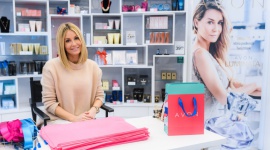 Małgorzata Rozenek-Majdan w świątecznym nastroju! Gwiazdy, LIFESTYLE - Małgorzata Rozenek-Majdan rozpoczęła już okres przedświątecznych przygotowań. We wtorek, 18 grudnia br., gwiazda dołączyła do zespołu AVON Studio w Złotych Tarasach, gdzie pomagała pakować gwiazdkowe prezenty oraz podpisywała świąteczne kartki.