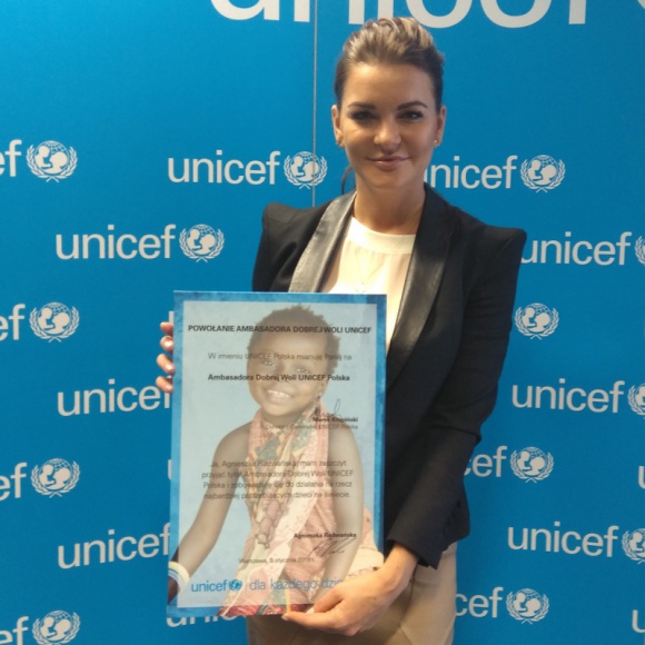 Agnieszka Radwańska nową Ambasador Dobrej Woli UNICEF Gwiazdy, LIFESTYLE - Dziś do grona Ambasadorów Dobrej Woli UNICEF dołączyła Agnieszka Radwańska, najbardziej utytułowana polska tenisistka. W ramach współpracy z organizacją będzie wykorzystywała swoją rozpoznawalność do niesienia pomocy dzieciom z krajów rozwijających się.