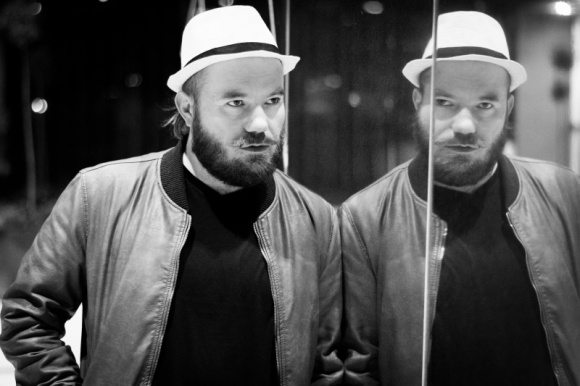 Michał Masłoń prezentuje klip "Tysiąc mil". Muzyka, LIFESTYLE - Utwór zapwiada pierwszy album Michała, który ukaże się jesienią tego roku. Do utworu powstał przepiękny teledysk.
