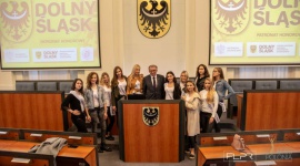 Pierwszy w Polsce tytuł Miss Wiedzy! Gwiazdy, LIFESTYLE - Miss Polonia Wiedzy Województwa Dolnośląskiego 2019 - tak będzie brzmiał nowy tytuł, przyznany podczas gali finałowej. Jest to pierwszy tytuł w historii polskich konkursów piękności. To odważny krok w przyszłość, który być może zmieni oblicze polskich konkursów piękności.