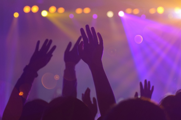 Ile kosztuje udział w festiwalu muzycznym? Muzyka, LIFESTYLE - • Koszt wzięcia udziału w kilkudniowym festiwalu to około 1 500 zł, ale jeśli korzysta się z pakietu VIP i dobrego hotelu może wynieść nawet 5000 zł. • Nie warto zwlekać z zakupem biletu na wymarzony koncert – potem wejściówek może już nie być, ewentualnie będą droższe.