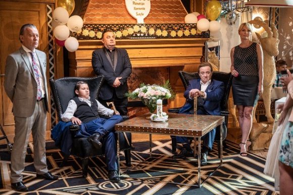 WIEMY, GDZIE KRĘCONY JEST NAJNOWSZY FILM MICHAŁA MILOWICZA „FUTRO Z MISIA” BIZNES, Kultura - Michał Milowicz niedawno rozpoczął zdjęcia do swojego najnowszego filmu „Futro z Misia”, którego jest jednocześnie reżyserem. Pierwsze kadry postanowiono nagrywać w Zakopanem, w tamtejszym hotelu Mercure Kasprowy Zakopane. Jak wyglądała praca na planie?