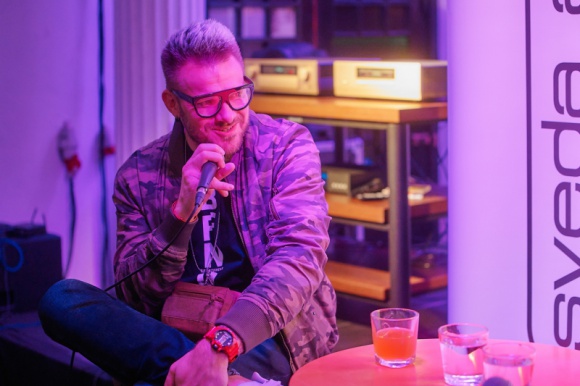 Pierwszy krążek Cyan Atari Wu rozbrzmiał w Studio U22 Muzyka, LIFESTYLE - Atari Wu, czyli Michał Wasilewski - kompozytor, autor tekstów i producent muzyczny - 17 września w Studio U22 przedpremierowo zaprezentował swój debiutancki album „Cyan”. Płyta utrzymana jest na pograniczu alternatywy i mainstreamu.