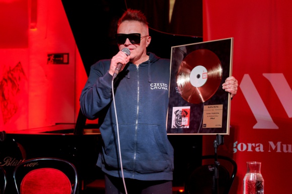 Muniek Staszczyk z nowym albumem w ramach „Piątków z Nową Muzyką” Gwiazdy, LIFESTYLE - 15 października gościem warszawskiego Studio U22 był legendarny muzyk autor tekstów i wokalista – Muniek Staszczyk. Podczas spotkana artysta odpowiedział na pytania dziennikarzy oraz zaprezentował swój najnowszy solowy album – „Syn Miasta”.