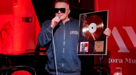 Muniek Staszczyk z nowym albumem w ramach „Piątków z Nową Muzyką” Gwiazdy, LIFESTYLE - 15 października gościem warszawskiego Studio U22 był legendarny muzyk autor tekstów i wokalista – Muniek Staszczyk. Podczas spotkana artysta odpowiedział na pytania dziennikarzy oraz zaprezentował swój najnowszy solowy album – „Syn Miasta”.