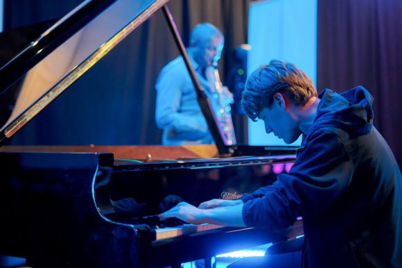 Wojtczak/Piotrowicz i RASP Lovers w ramach „Piątków z Nową Muzyką” Muzyka, LIFESTYLE - W warszawskim Studio U22 miała miejsce premiera nowości wydawniczych wytwórni Howard Records. Z jej ramienia zaprezentował się zespół RASP Lovers z płytą „Romantic Alternative Schizophrenic Punk” oraz Kamil Piotrowicz i Irek Wojtczak z albumem „Plastic Poetry”.