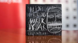 Marek Dyjak i „Piękny instalator” w ramach „Piątków z Nową Muzyką" Muzyka, LIFESTYLE - Jeden z najbardziej charakterystycznych wokalistów polskiej sceny muzycznej – Marek Dyjak, zaprezentował swój najnowszy album podczas kolejnej odsłony „Piątków z Nową Muzyką“.