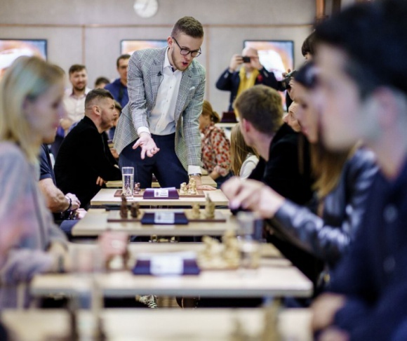 PO RAZ PIERWSZY W POLSCE –SZACHOWE MISTRZOSTWA GWIAZD! Gwiazdy, LIFESTYLE - Dnia 27 listopada 2019 r. na PGE Narodowym w Warszawie odbyły się Szachowe Mistrzostwa Gwiazd! To pierwsza taka impreza, podczas której osoby znane z polskiego show-biznesu miały okazję zmierzyć się przy szachownicy pod okiem pasjonata szachów, Michała Kanarkiewicza!